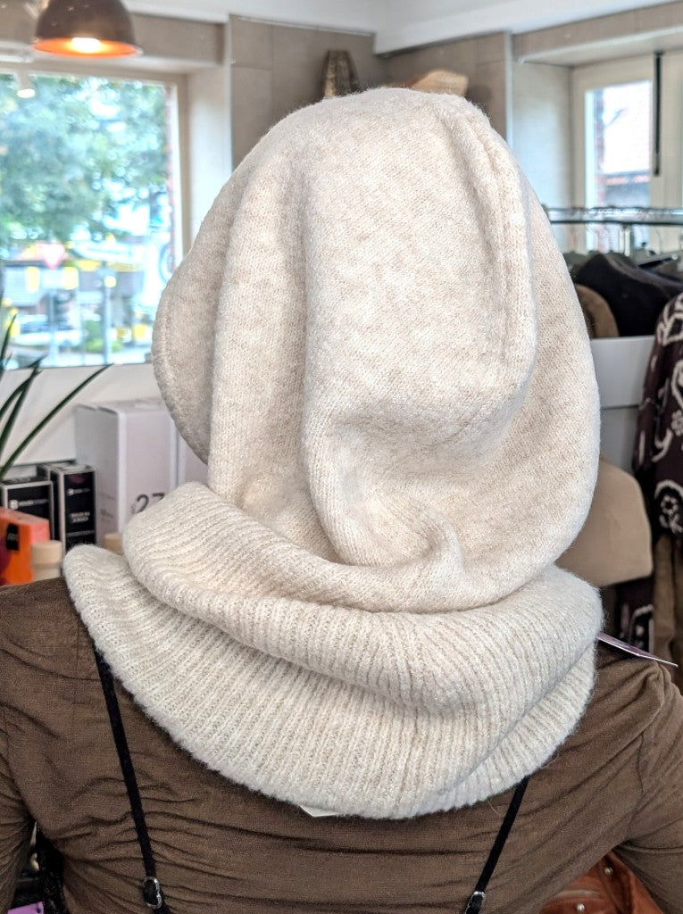 Die elegante Créme Beige Balaclava Strick Sturmhaube verbindet kuschelige Wärme mit modernem Stil - vielseitig komfortabel für Outdoor-Aktivitäten einsetzbar!