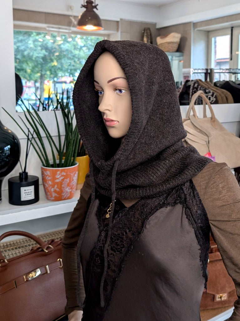 Die Balaclava Strick Sturmhaube in Coffee Braun verbindet kuschelige Wärme mit modernem Stil - vielseitig komfortabel für Outdoor-Aktivitäten einsetzbar!