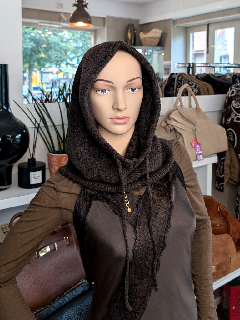 Die Balaclava Strick Sturmhaube in Coffee Braun verbindet kuschelige Wärme mit modernem Stil - vielseitig komfortabel für Outdoor-Aktivitäten einsetzbar!