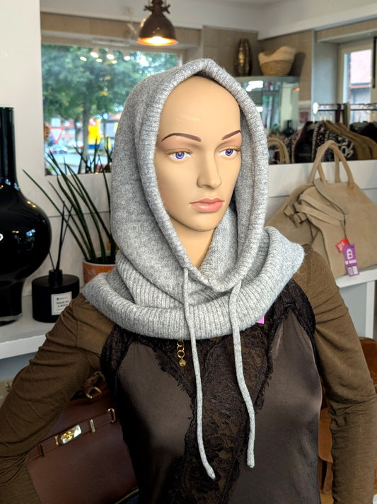 Die Balaclava Strick Sturmhaube in Silber Grau verbindet kuschelige Wärme mit modernem Stil - vielseitig komfortabel für Outdoor-Aktivitäten einsetzbar!