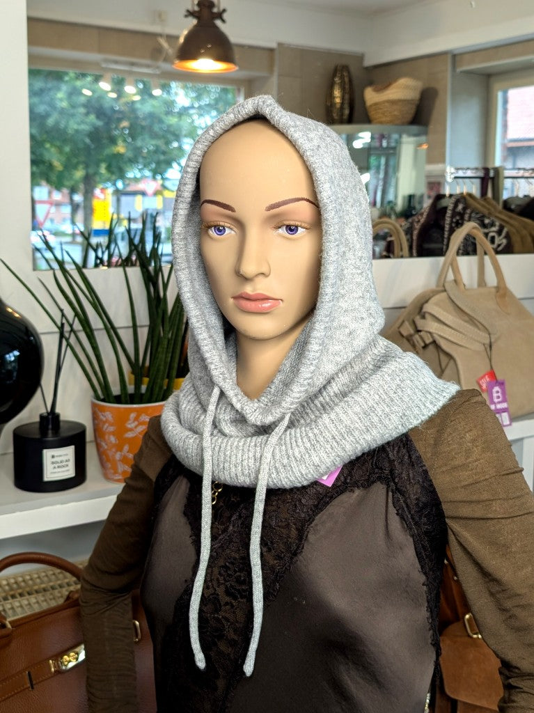 Die Balaclava Strick Sturmhaube in Silber Grau verbindet kuschelige Wärme mit modernem Stil - vielseitig komfortabel für Outdoor-Aktivitäten einsetzbar!