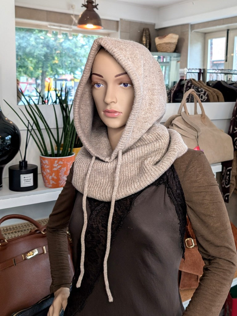 Die Balaclava Strick Sturmhaube in warmem Taupe Braun verbindet kuschelige Wärme mit modernem Stil - vielseitig komfortabel für Outdoor-Aktivitäten einsetzbar!