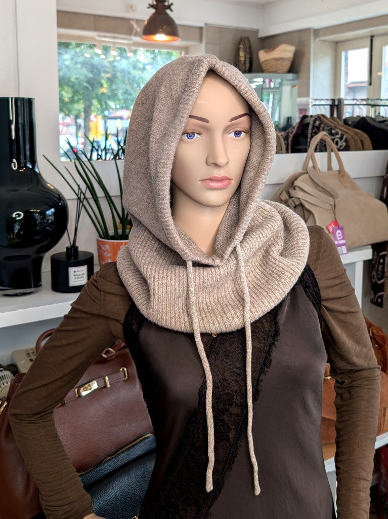 Die Balaclava Strick Sturmhaube in warmem Taupe Braun verbindet kuschelige Wärme mit modernem Stil - vielseitig komfortabel für Outdoor-Aktivitäten einsetzbar!