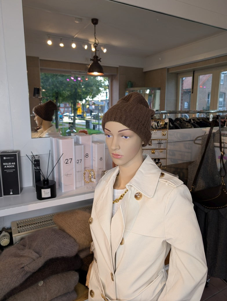 Die Beanie Mütze in Braun vereint weiches Alpaka mit robustem Nylon und warmer Wolle für optimalen Tragekomfort und langlebige Qualität - ideal für Outdoor!