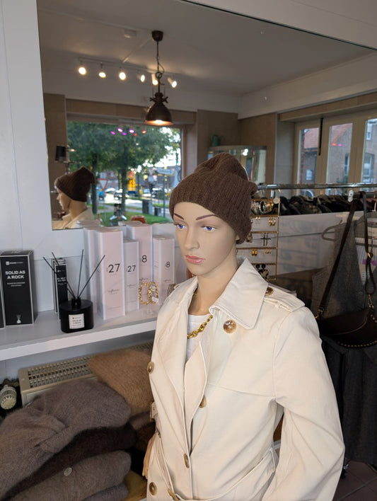 Die Beanie Mütze in Braun vereint weiches Alpaka mit robustem Nylon und warmer Wolle für optimalen Tragekomfort und langlebige Qualität - ideal für Outdoor!