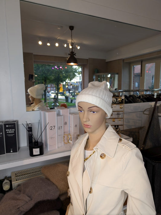 Die Beanie Mütze in Creme vereint weiches Alpaka mit robustem Nylon und warmer Wolle für optimalen Tragekomfort und langlebige Qualität - ideal für Outdoor!
