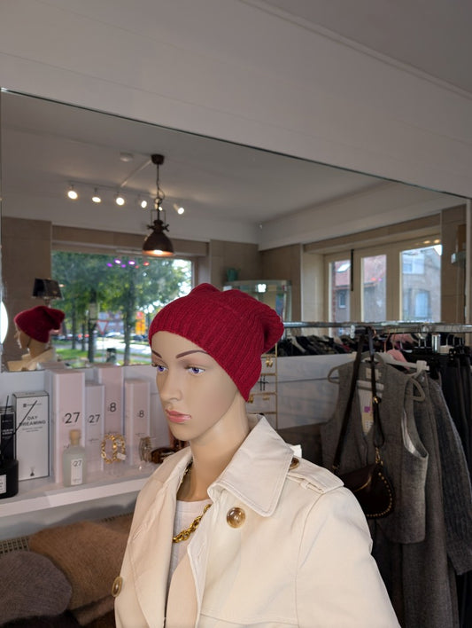 Die Beanie Mütze in Weinrot vereint weiches Alpaka mit robustem Nylon und warmer Wolle für optimalen Tragekomfort und langlebige Qualität - ideal für Outdoor!