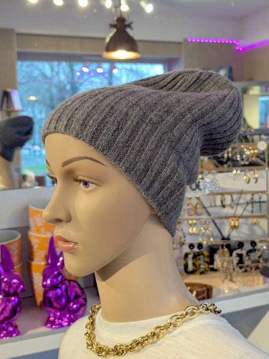 Die Beanie Mütze in Grau vereint weiches Alpaka mit warmer Wolle für optimalen Tragekomfort und langlebige Qualität - ideal für Outdoor!