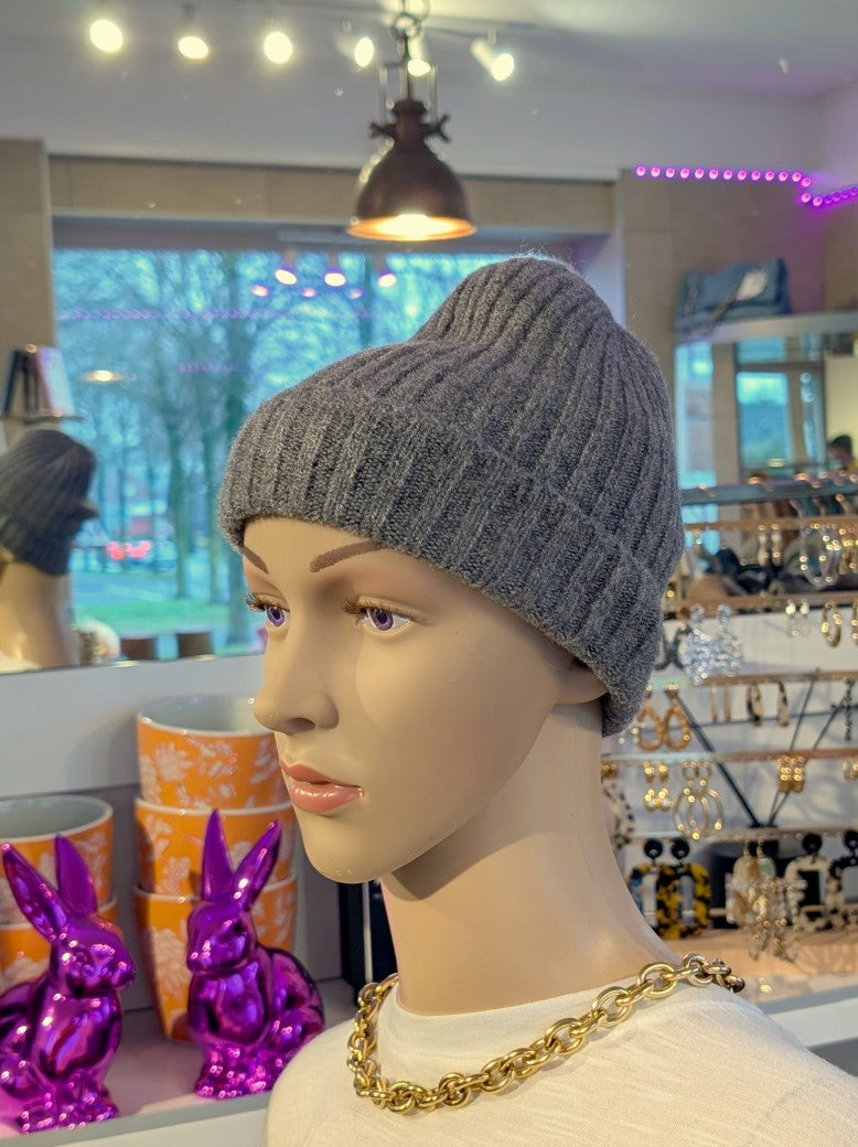 Die Beanie Mütze in Grau vereint weiches Alpaka mit warmer Wolle für optimalen Tragekomfort und langlebige Qualität - ideal für Outdoor!