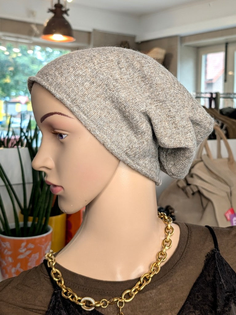 Elegante Beanie Mütze aus weicher Viskose-Woll-Mischung in elegantem Beige wärmt stilvoll perfekt für kalte Tage im Herbst und Winter. Passt zu vielen Outfits!