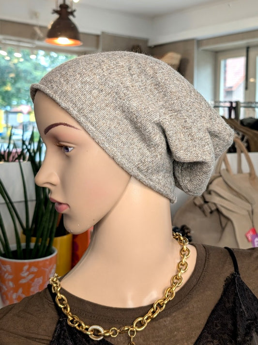 Elegante Beanie Mütze aus weicher Viskose-Woll-Mischung in elegantem Beige wärmt stilvoll perfekt für kalte Tage im Herbst und Winter. Passt zu vielen Outfits!