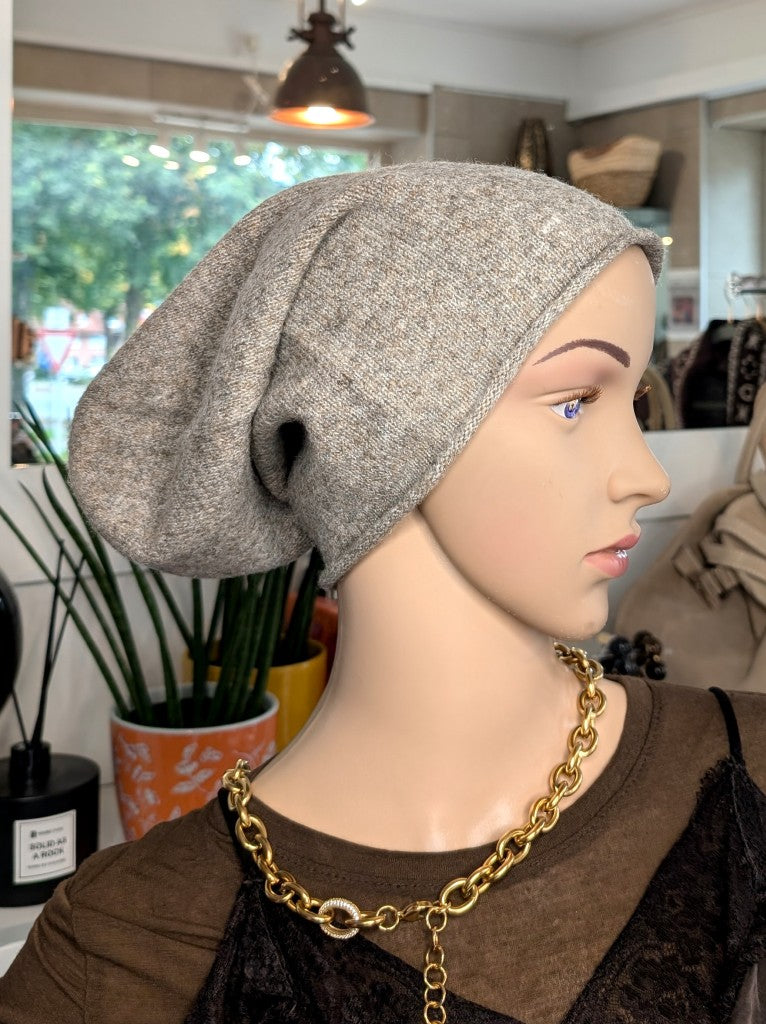 Elegante Beanie Mütze aus weicher Viskose-Woll-Mischung in elegantem Beige wärmt stilvoll perfekt für kalte Tage im Herbst und Winter. Passt zu vielen Outfits!