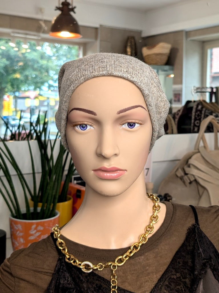 Elegante Beanie Mütze aus weicher Viskose-Woll-Mischung in elegantem Beige wärmt stilvoll perfekt für kalte Tage im Herbst und Winter. Passt zu vielen Outfits!