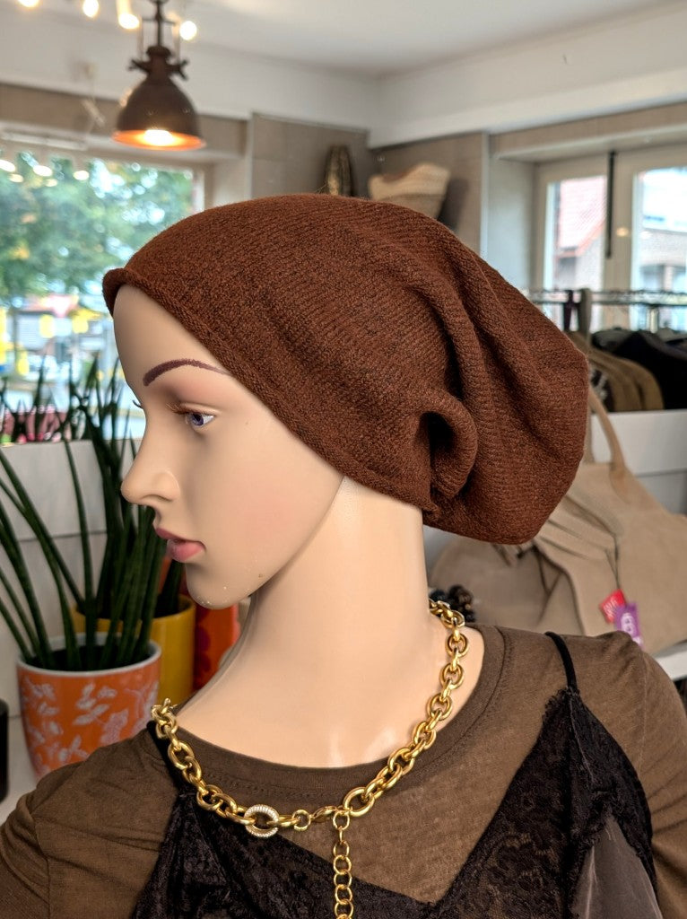 Elegante Beanie Mütze aus weicher Viskose-Woll-Mischung in warmem Braun wärmt stilvoll perfekt für kalte Tage im Herbst und Winter. Passt zu vielen Outfits!