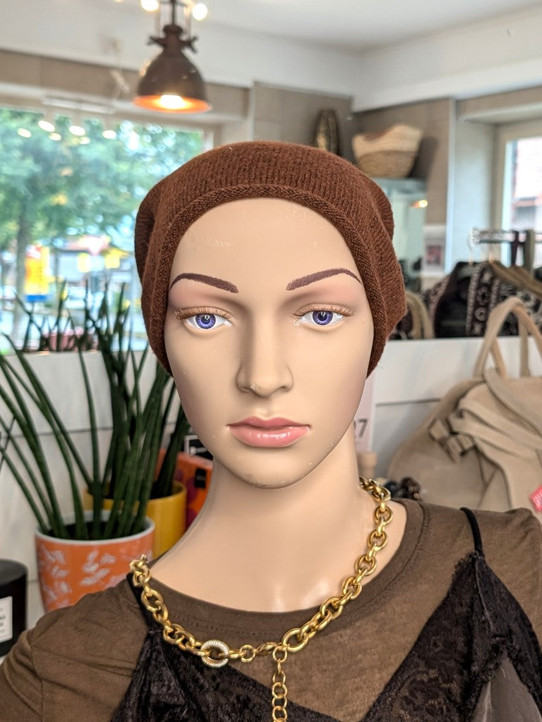 Elegante Beanie Mütze aus weicher Viskose-Woll-Mischung in warmem Braun wärmt stilvoll perfekt für kalte Tage im Herbst und Winter. Passt zu vielen Outfits!