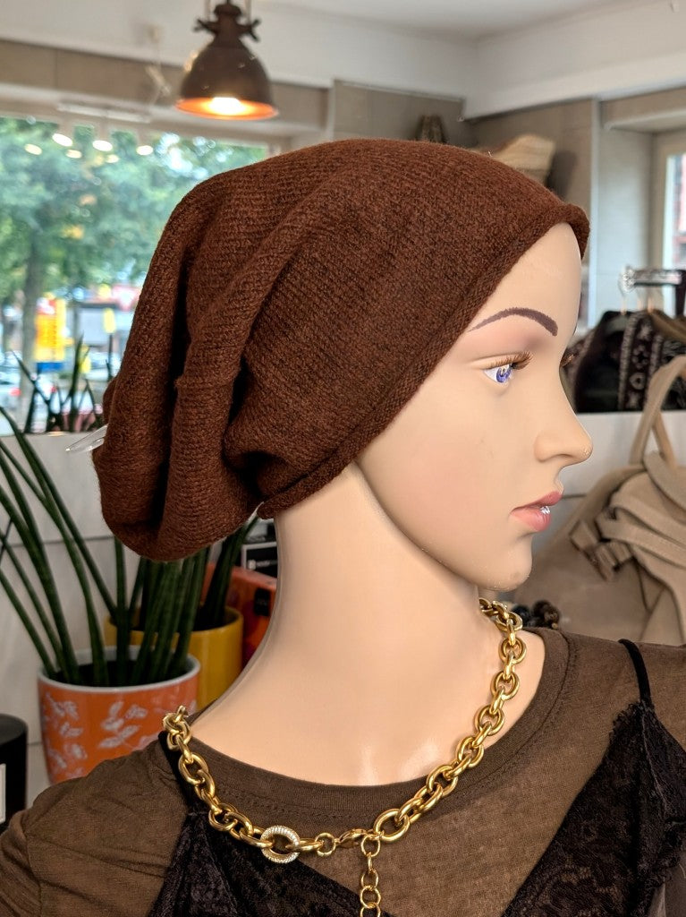 Elegante Beanie Mütze aus weicher Viskose-Woll-Mischung in warmem Braun wärmt stilvoll perfekt für kalte Tage im Herbst und Winter. Passt zu vielen Outfits!