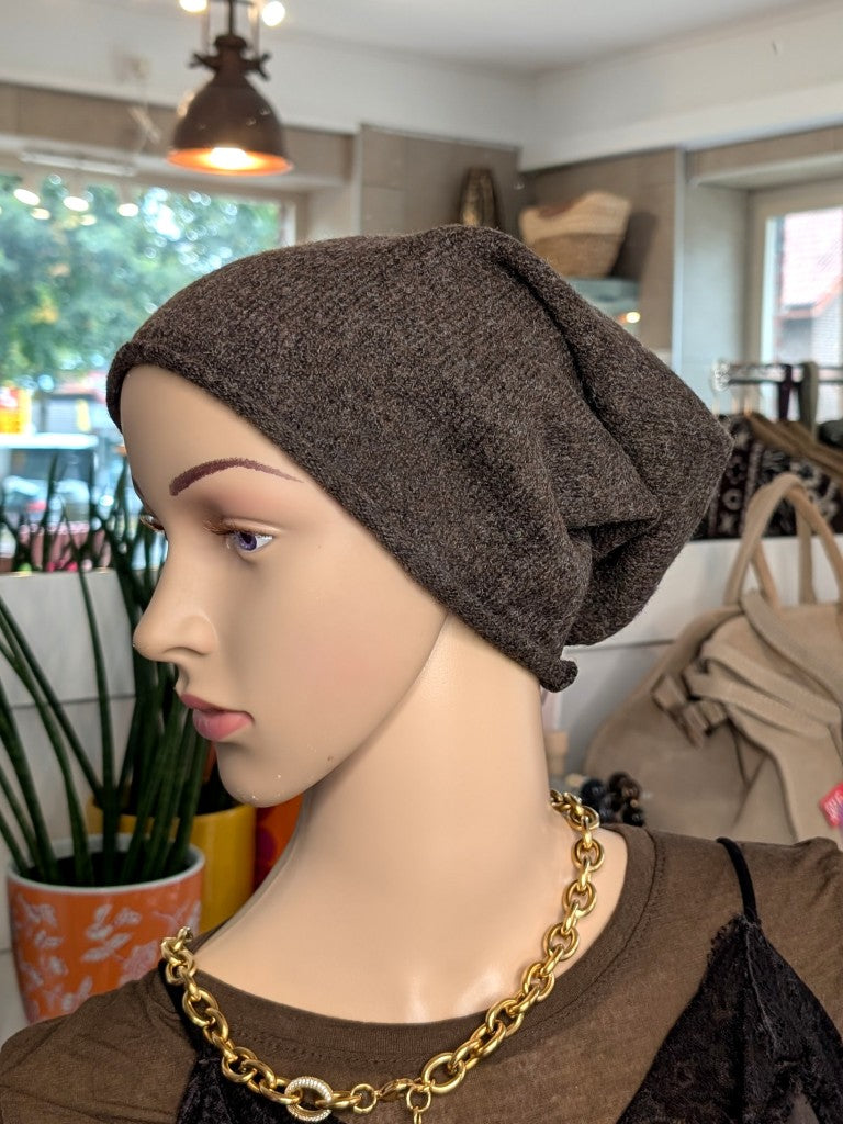 Elegante Beanie Mütze aus weicher Viskose-Woll-Mischung in Coffee Braun wärmt stilvoll perfekt für kalte Tage im Herbst und Winter. Passt zu vielen Outfits!