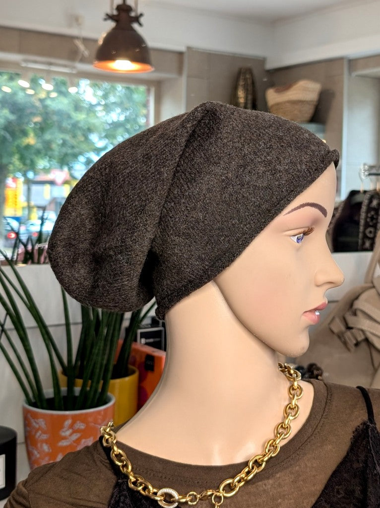 Elegante Beanie Mütze aus weicher Viskose-Woll-Mischung in Coffee Braun wärmt stilvoll perfekt für kalte Tage im Herbst und Winter. Passt zu vielen Outfits!