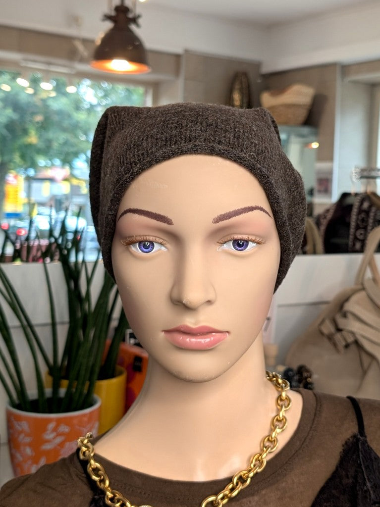 Elegante Beanie Mütze aus weicher Viskose-Woll-Mischung in Coffee Braun wärmt stilvoll perfekt für kalte Tage im Herbst und Winter. Passt zu vielen Outfits!