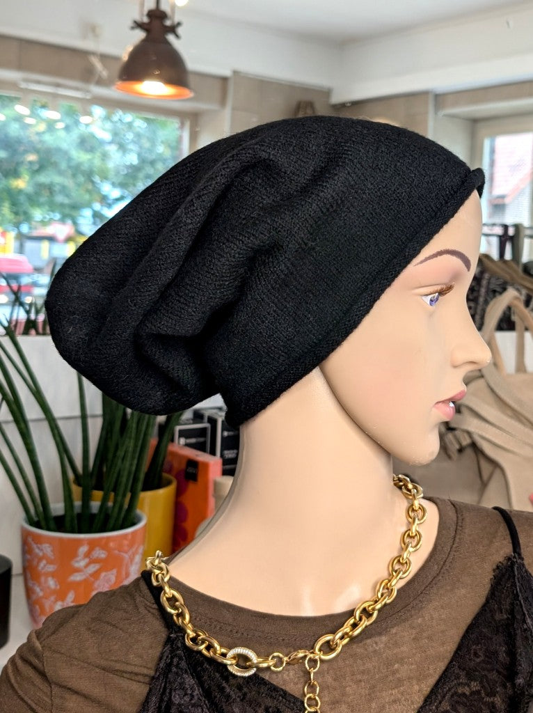 Elegante Beanie Mütze aus weicher Viskose-Woll-Mischung in edlem Schwarz wärmt stilvoll perfekt für kalte Tage im Herbst und Winter. Passt zu vielen Outfits!