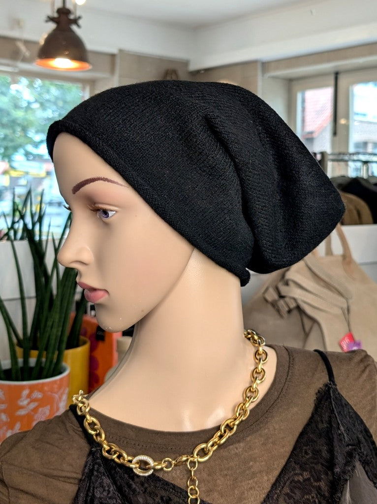 Elegante Beanie Mütze aus weicher Viskose-Woll-Mischung in edlem Schwarz wärmt stilvoll perfekt für kalte Tage im Herbst und Winter. Passt zu vielen Outfits!