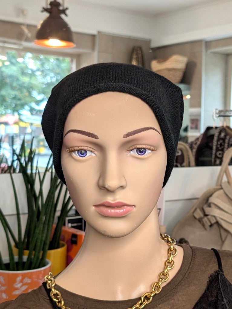 Elegante Beanie Mütze aus weicher Viskose-Woll-Mischung in edlem Schwarz wärmt stilvoll perfekt für kalte Tage im Herbst und Winter. Passt zu vielen Outfits!