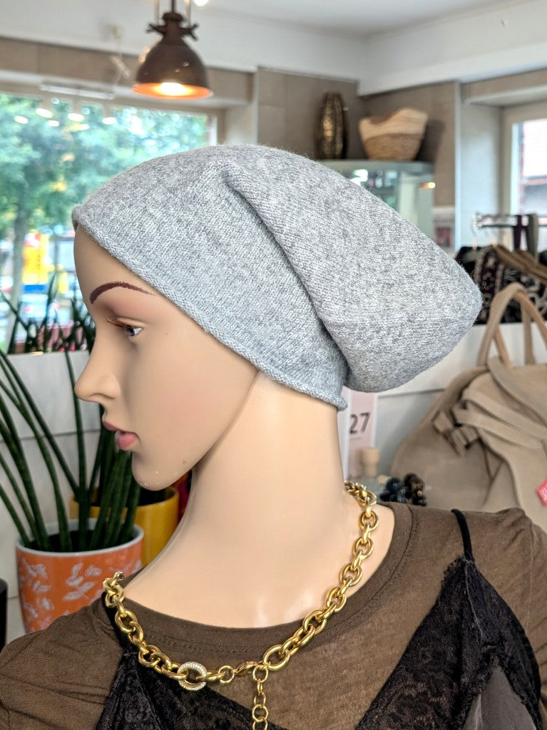Elegante Beanie Mütze aus weicher Viskose-Woll-Mischung in elegantem Silber Grau wärmt stilvoll für kalte Tage im Herbst und Winter. Passt zu vielen Outfits!