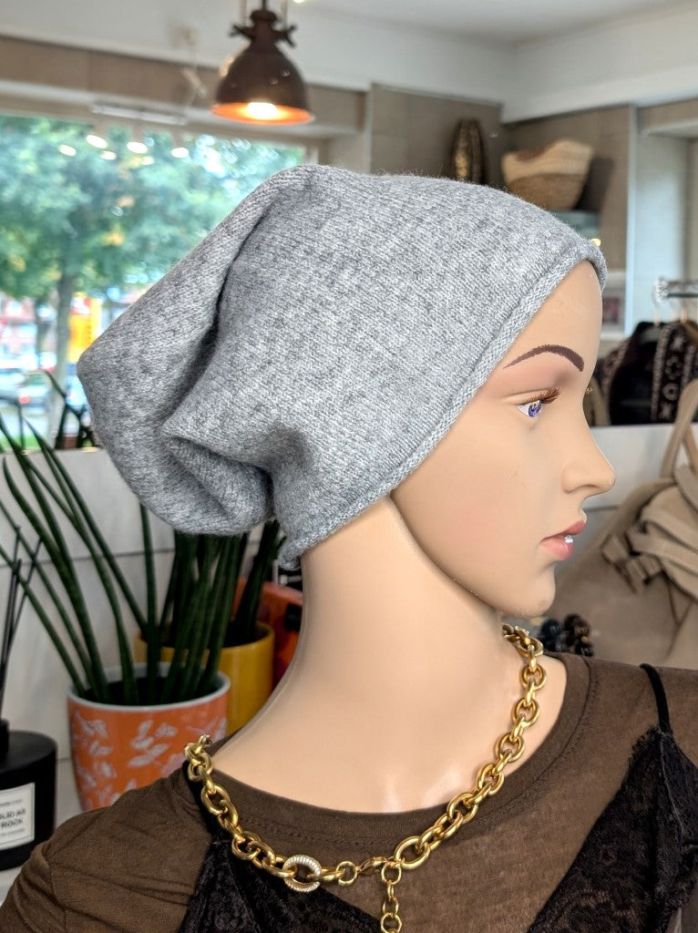 Elegante Beanie Mütze aus weicher Viskose-Woll-Mischung in elegantem Silber Grau wärmt stilvoll für kalte Tage im Herbst und Winter. Passt zu vielen Outfits!