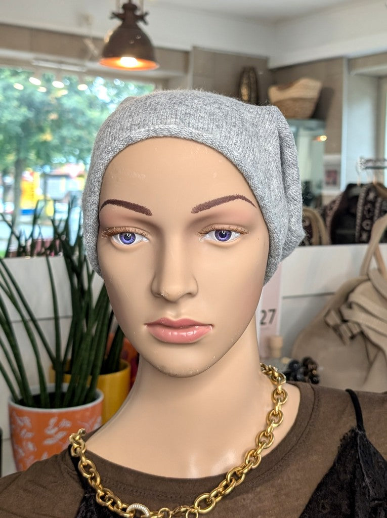 Elegante Beanie Mütze aus weicher Viskose-Woll-Mischung in elegantem Silber Grau wärmt stilvoll für kalte Tage im Herbst und Winter. Passt zu vielen Outfits!