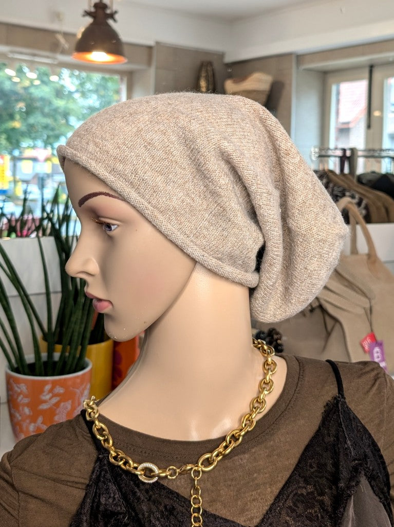 Elegante Beanie Mütze aus weicher Viskose-Woll-Mischung in warmem Taupe wärmt stilvoll perfekt für kalte Tage im Herbst und Winter. Passt zu vielen Outfits!