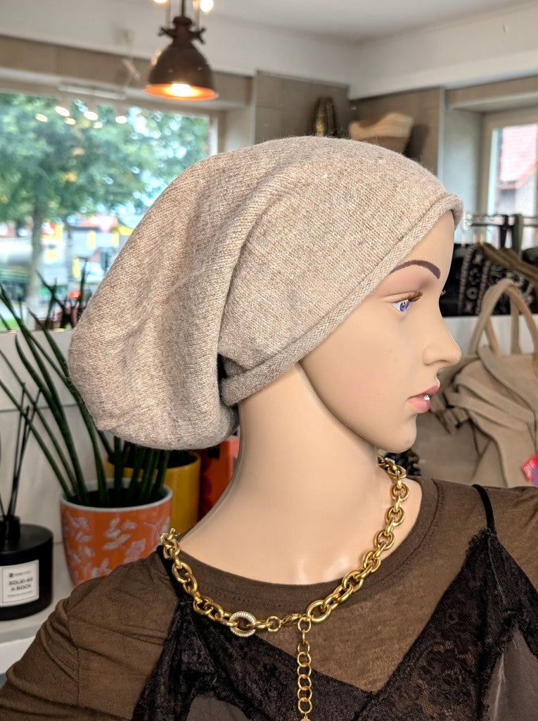 Elegante Beanie Mütze aus weicher Viskose-Woll-Mischung in warmem Taupe wärmt stilvoll perfekt für kalte Tage im Herbst und Winter. Passt zu vielen Outfits!