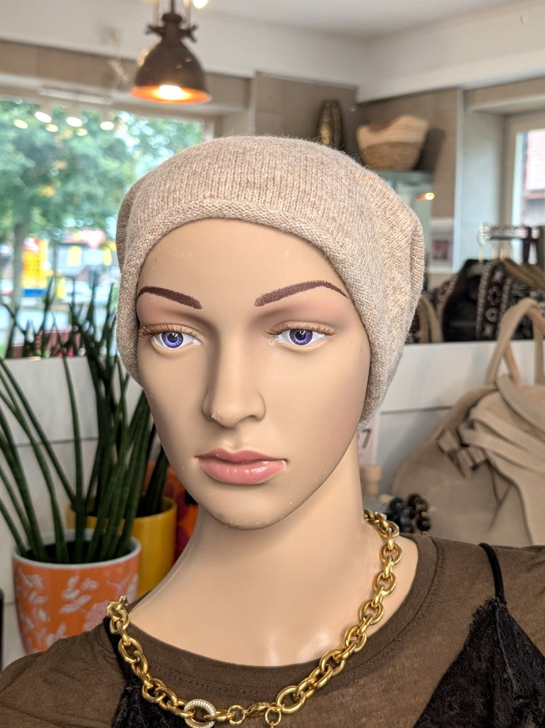 Elegante Beanie Mütze aus weicher Viskose-Woll-Mischung in warmem Taupe wärmt stilvoll perfekt für kalte Tage im Herbst und Winter. Passt zu vielen Outfits!
