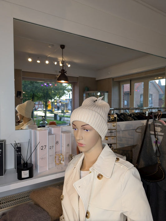 Die ungefütterte Beanie Mütze mit Umschlag in elegantem Creme vereint Nylon, Viskose und Angora für angenehme Wärme und außergewöhnlichen Tragekomfort!