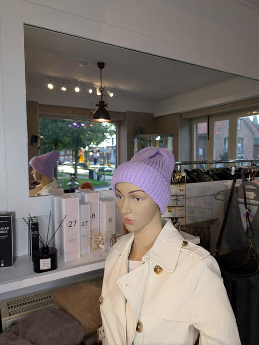 Die ungefütterte Beanie Mütze mit Umschlag in lebendigem Flieder vereint Nylon, Viskose und Angora für angenehme Wärme und außergewöhnlichen Tragekomfort!