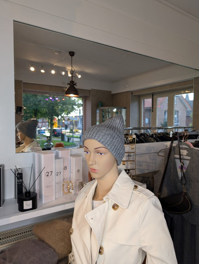 Die ungefütterte Beanie Mütze mit Umschlag in elegantem Grau vereint Nylon, Viskose und Angora für angenehme Wärme und außergewöhnlichen Tragekomfort!