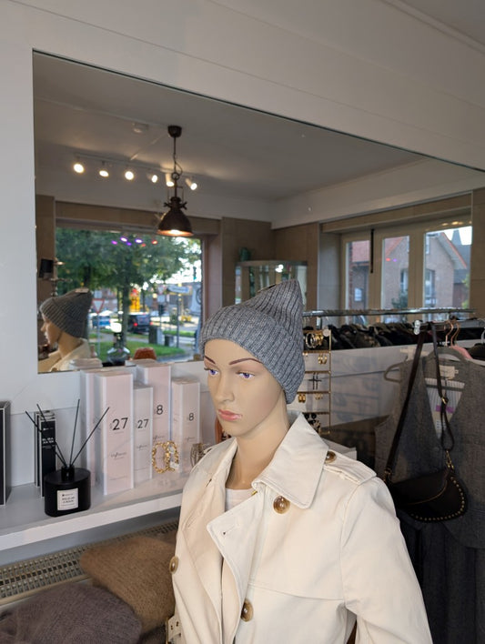 Die ungefütterte Beanie Mütze mit Umschlag in elegantem Grau vereint Nylon, Viskose und Angora für angenehme Wärme und außergewöhnlichen Tragekomfort!