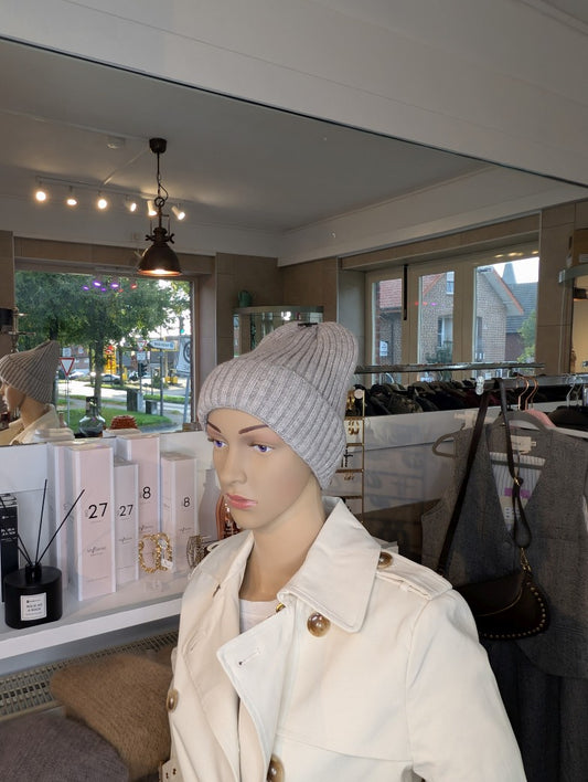 Die ungefütterte Beanie Mütze mit Umschlag in elegantem Hellgrau vereint Nylon, Viskose und Angora für angenehme Wärme und außergewöhnlichen Tragekomfort!