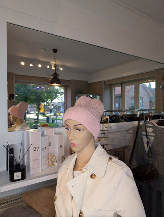Die ungefütterte Beanie Mütze mit Umschlag in lebendigem Rosa vereint Nylon, Viskose und Angora für angenehme Wärme und außergewöhnlichen Tragekomfort!