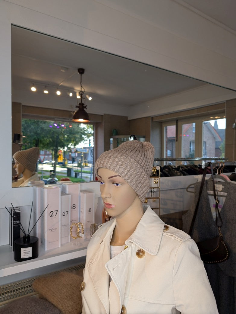 Die ungefütterte Beanie Mütze mit Umschlag in elegantem Taupe vereint Nylon, Viskose und Angora für angenehme Wärme und außergewöhnlichen Tragekomfort!