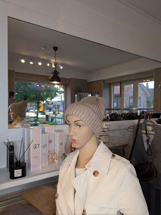 Die ungefütterte Beanie Mütze mit Umschlag in elegantem Taupe vereint Nylon, Viskose und Angora für angenehme Wärme und außergewöhnlichen Tragekomfort!
