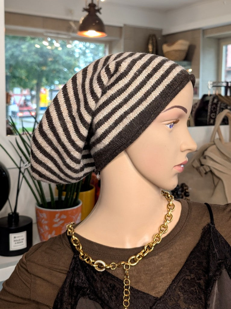 Elegante Beanie Mütze aus weicher Viskose-Woll-Mischung zeitlos gestreift in Coffee Braun und Beige wärmt stilvoll perfekt für kalte Tage im Herbst und Winter.