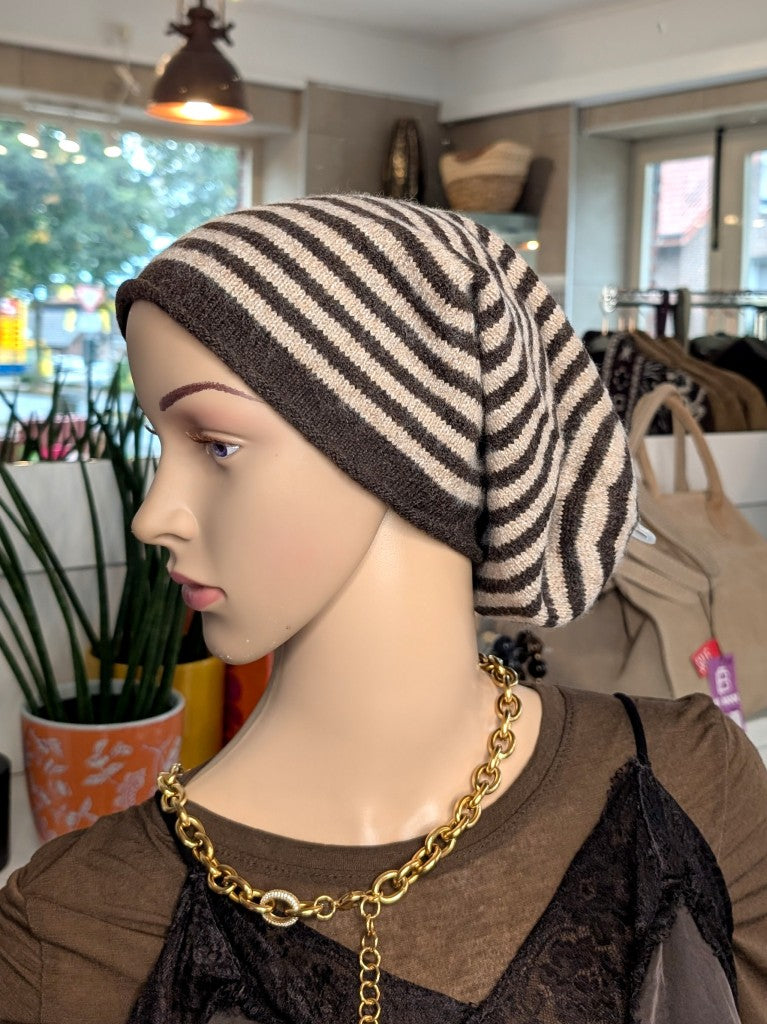Elegante Beanie Mütze aus weicher Viskose-Woll-Mischung zeitlos gestreift in Coffee Braun und Beige wärmt stilvoll perfekt für kalte Tage im Herbst und Winter.