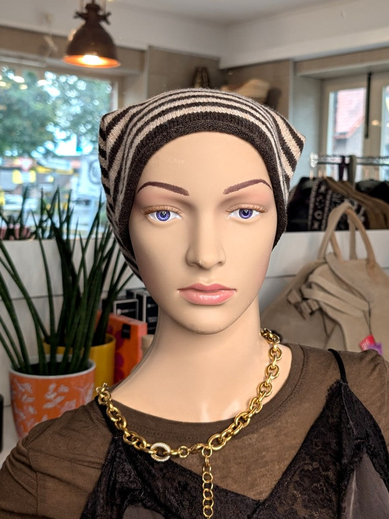 Elegante Beanie Mütze aus weicher Viskose-Woll-Mischung zeitlos gestreift in Coffee Braun und Beige wärmt stilvoll perfekt für kalte Tage im Herbst und Winter.