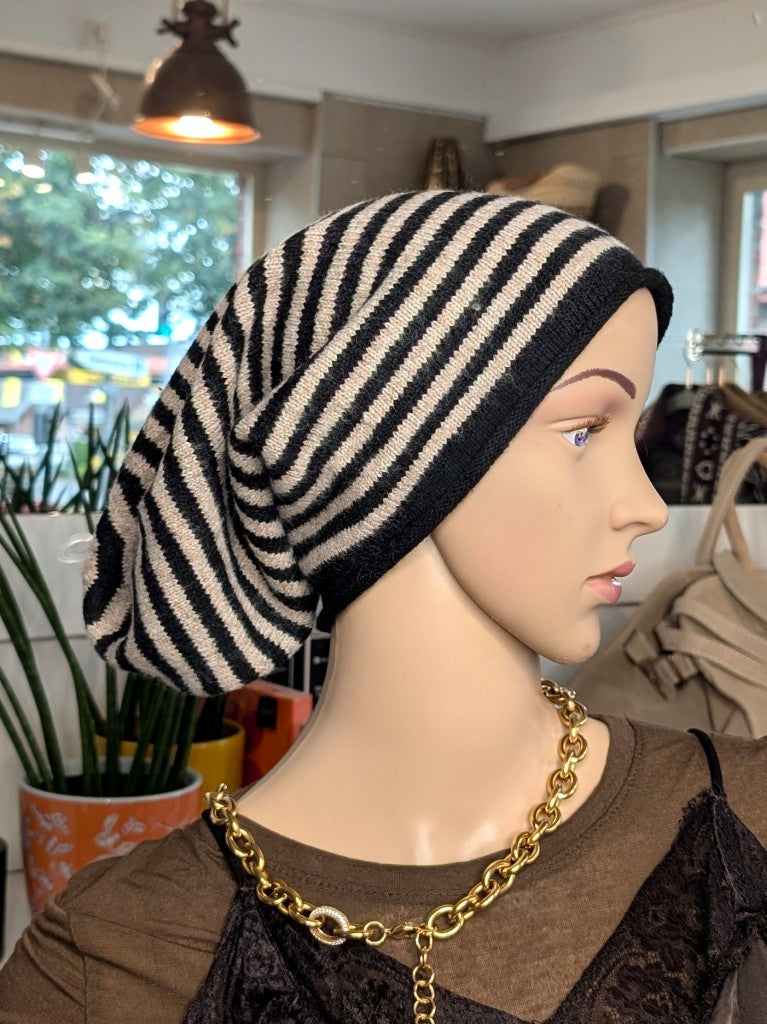 Elegante Beanie Mütze aus weicher Viskose-Woll-Mischung zeitlos gestreift in Schwarz und Beige – wärmt stilvoll perfekt für kalte Tage im Herbst und Winter.