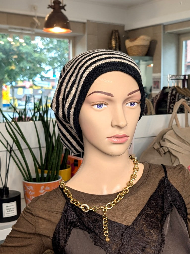 Elegante Beanie Mütze aus weicher Viskose-Woll-Mischung zeitlos gestreift in Schwarz und Beige – wärmt stilvoll perfekt für kalte Tage im Herbst und Winter.