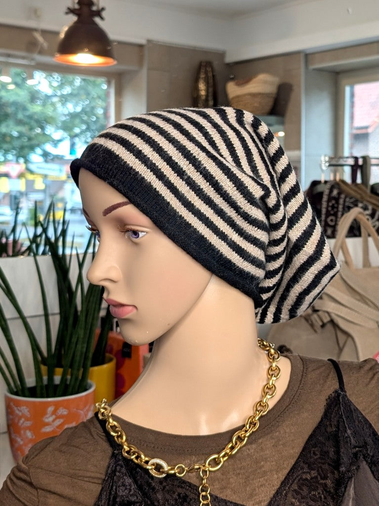 Elegante Beanie Mütze aus weicher Viskose-Woll-Mischung zeitlos gestreift in Schwarz und Beige – wärmt stilvoll perfekt für kalte Tage im Herbst und Winter.