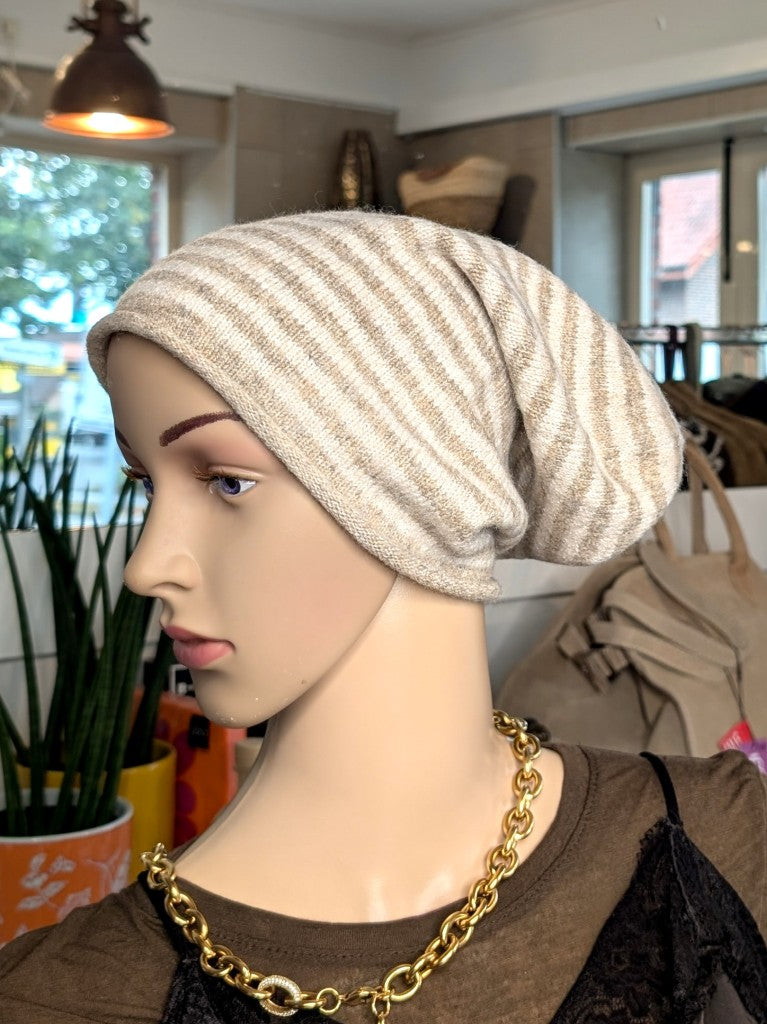 Elegante Beanie Mütze aus weicher Viskose-Woll-Mischung zeitlos gestreift in warmem Taupe und Beige wärmt stilvoll perfekt für kalte Tage im Herbst und Winter.