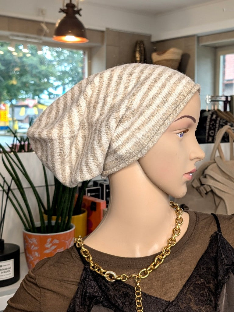 Elegante Beanie Mütze aus weicher Viskose-Woll-Mischung zeitlos gestreift in warmem Taupe und Beige wärmt stilvoll perfekt für kalte Tage im Herbst und Winter.