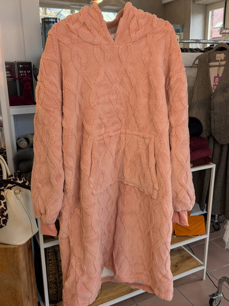 Der großzügige Blanket Hoodie bietet Wärmeschutz mit hochwertiger Fütterung und praktischen Taschen in zartem Rosa - kuschel Dich in pure Gemütlichkeit ein! 