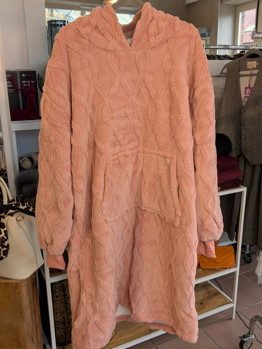 Der großzügige Blanket Hoodie bietet Wärmeschutz mit hochwertiger Fütterung und praktischen Taschen in zartem Rosa - kuschel Dich in pure Gemütlichkeit ein! 